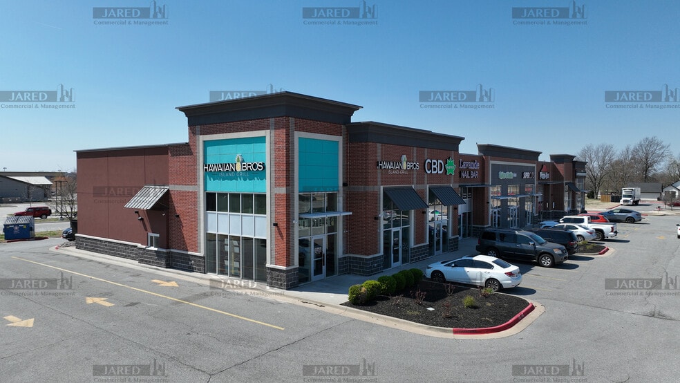 More Photos Of 1001 SW Regional Airport Blvd, Bentonville Freestanding For Lease
