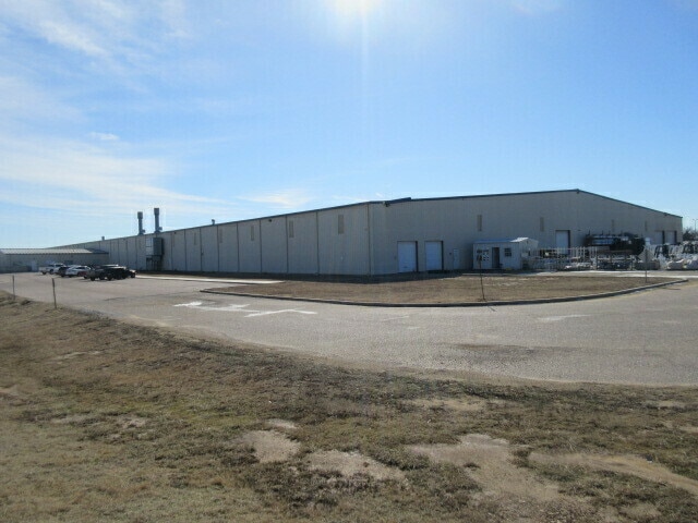More Photos Of 711 Boren Blvd, Seminole Manufacturing For Sale