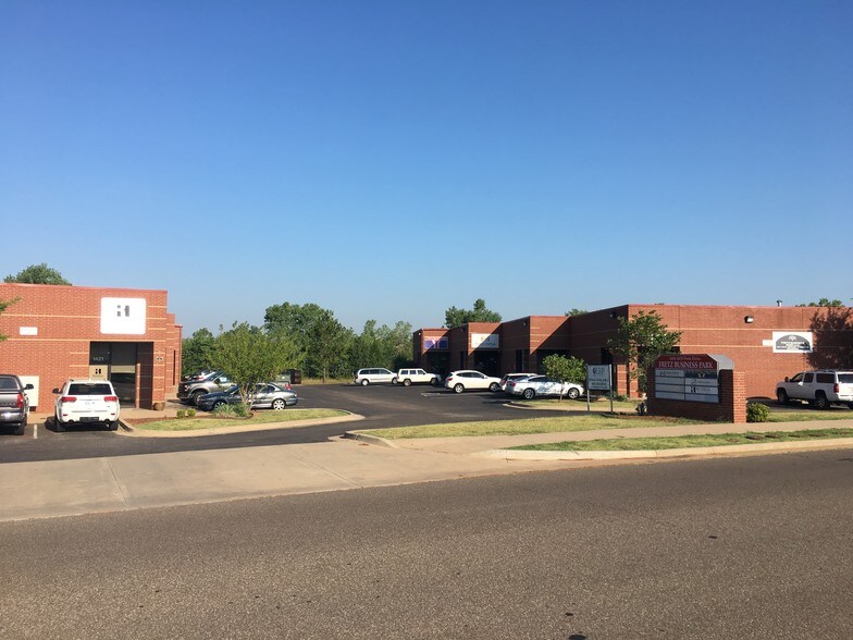 More Photos Of 1427 Fretz Dr, Edmond Showroom For Lease