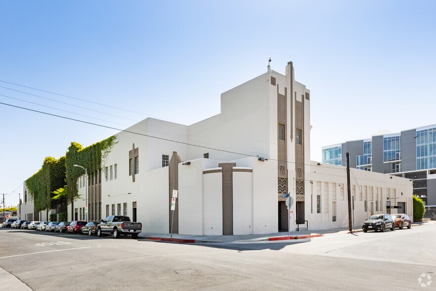 More Photos Of 7000 Romaine St, Los Angeles Showroom For Lease