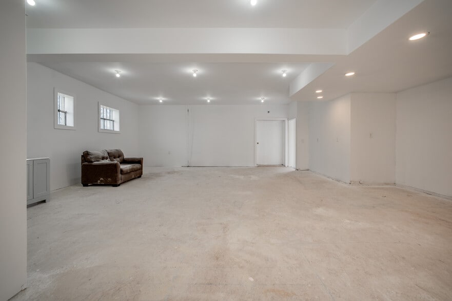 More Photos Of 196 Visger Rd, River Rouge Freestanding For Sale