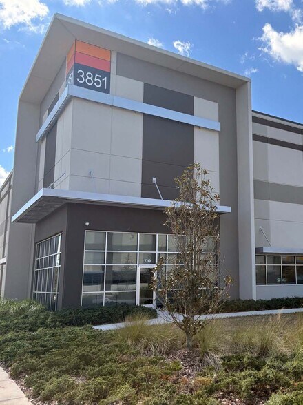 More Photos Of 3851 W D Judge Dr, Orlando Warehouse For Lease