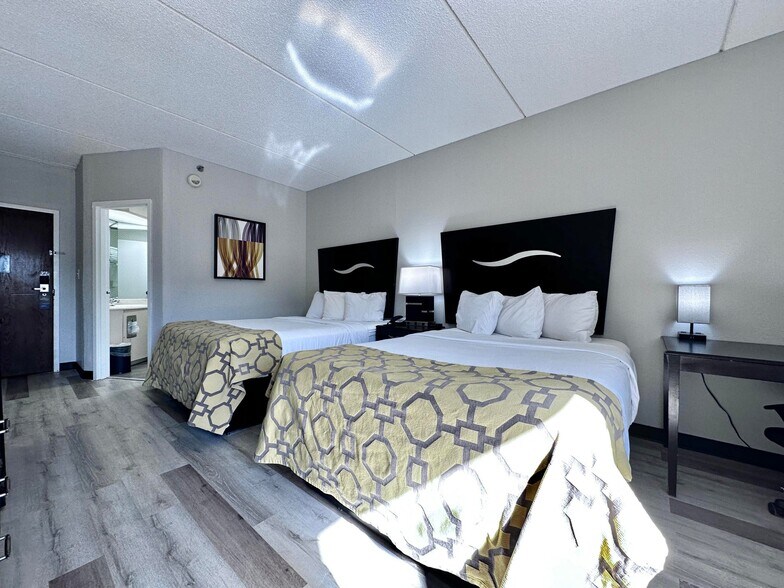 More Photos Of 2075 Highway 192 W, London Hotel For Sale