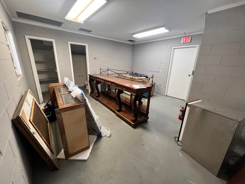 More Photos Of 2500 Dinneen Ave, Orlando Warehouse For Lease