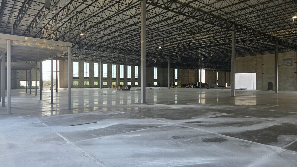 More Photos Of 13700 IL Route 47, Huntley Warehouse For Lease