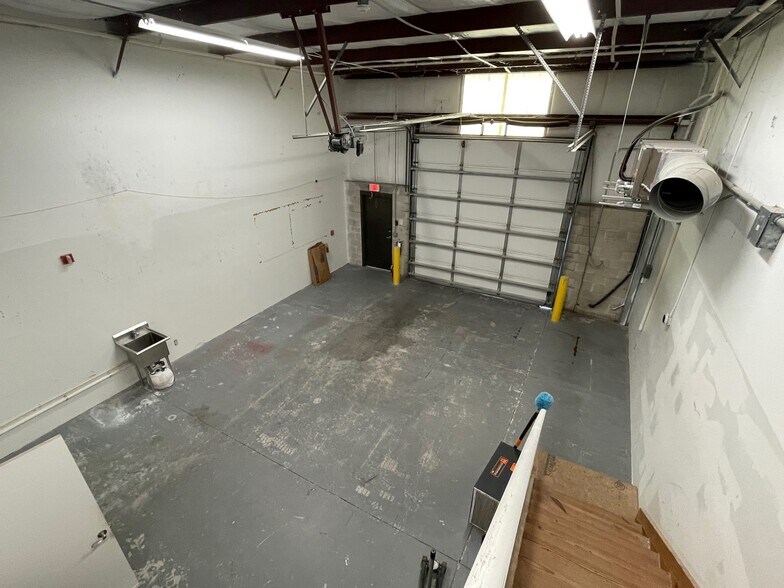 More Photos Of 2427 Porter Lake Dr, Sarasota Flex For Sale