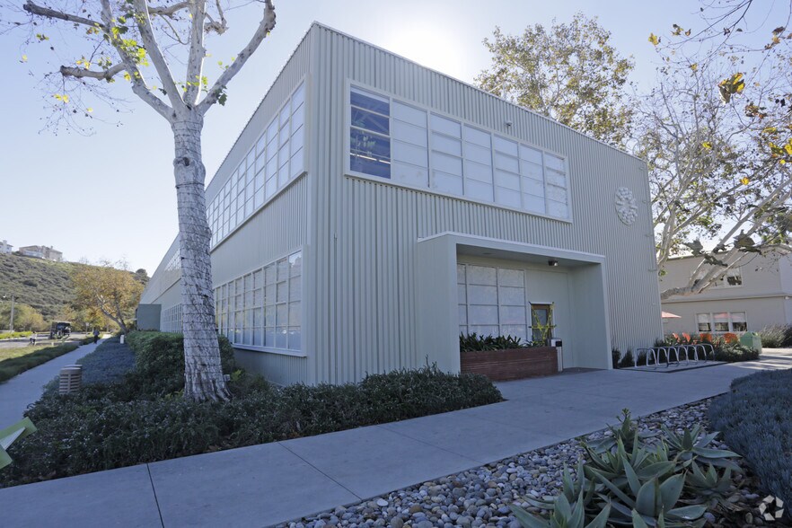 More Photos Of 12101 W Bluff Creek Dr, Playa Vista Office For Lease