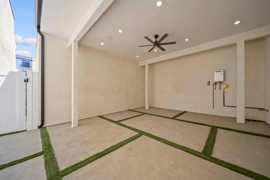 More Photos Of 11488 Burbank Blvd, North Hollywood Flex For Sale