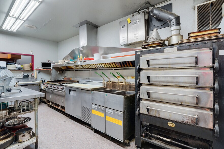 More Photos Of 335 E 3rd St, Lafayette Bar For Sale