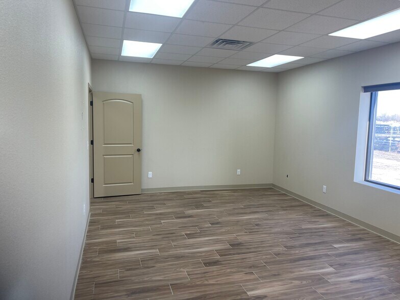 More Photos Of 1719 E County Road 153, Midland Warehouse For Lease