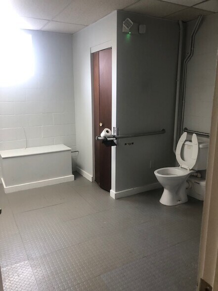 More Photos Of 2 Cedar St, Framingham Warehouse For Lease