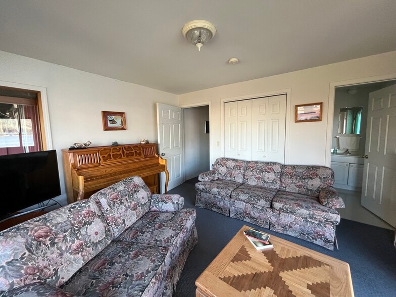 More Photos Of 1004 S Nordic Dr, Petersburg Hotel For Sale