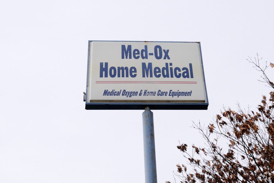 More Photos Of 2419 E High St, Springfield Storefront For Sale