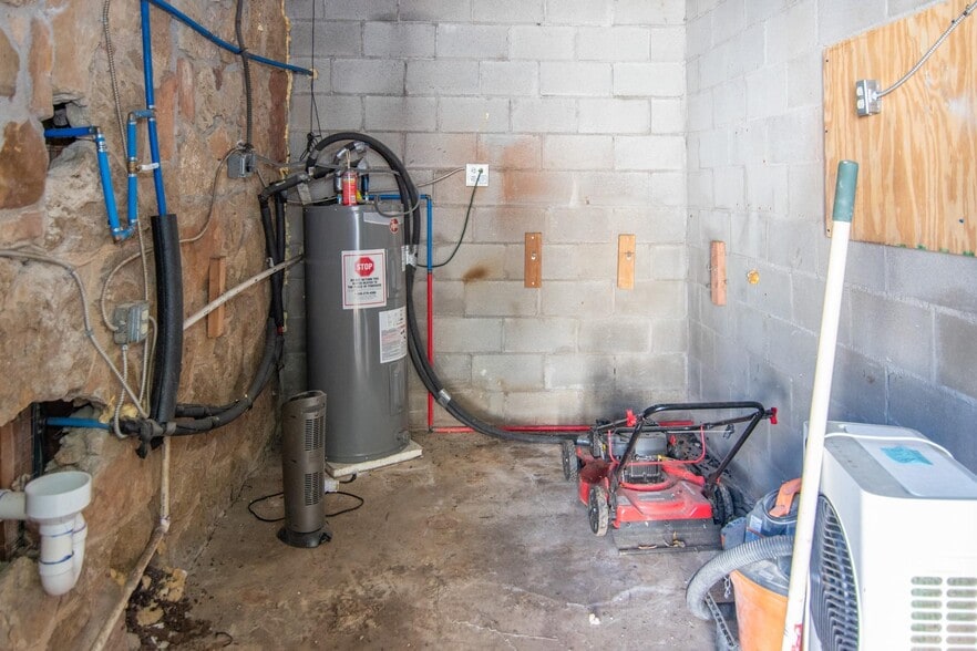 More Photos Of 2208 Austin Ave, Brownwood Flex For Sale