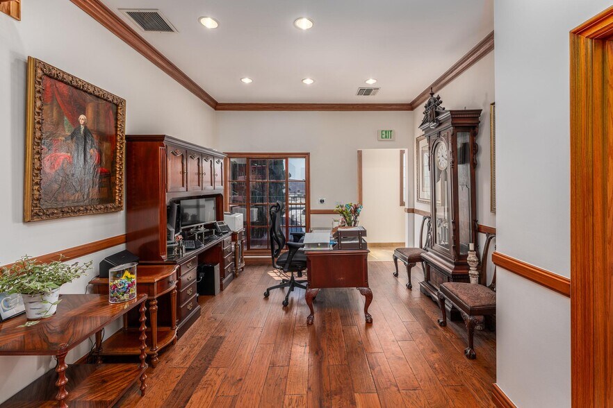 More Photos Of 8752 Holloway Dr, West Hollywood Office For Lease
