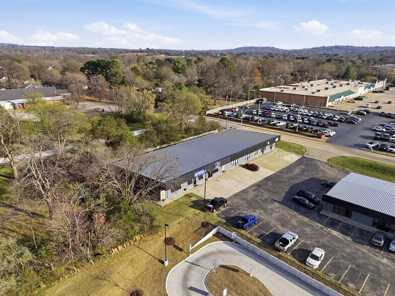 More Photos Of 3416-3422 N College Ave, Fayetteville Unknown For Lease