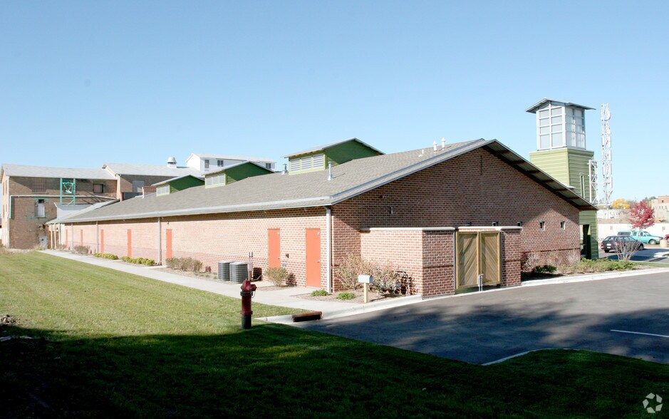 More Photos Of 343-395 E Linnerud Dr, Sun Prairie General Retail For Lease