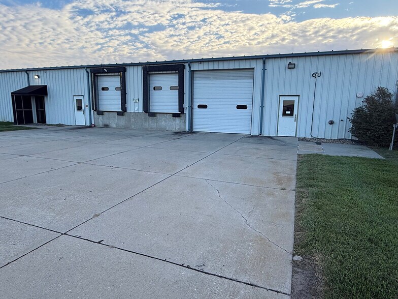More Photos Of 1995 G Ave, Red Oak Industrial For Lease