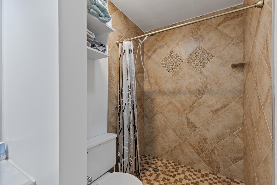 More Photos Of 2200 Union St, Bellaire Industrial For Sale