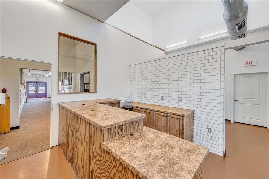 More Photos Of 2230 S Division St, Guthrie Storefront Retail Office For Lease