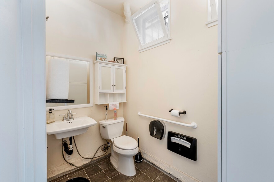 More Photos Of 216 Main St, Seal Beach Storefront For Lease