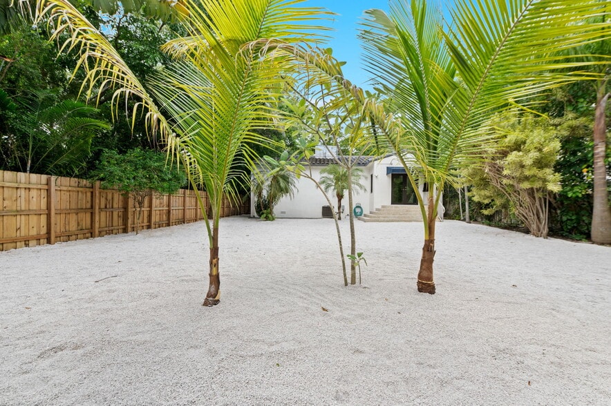 More Photos Of 5981 NE 6th Ave, Miami Office For Sale