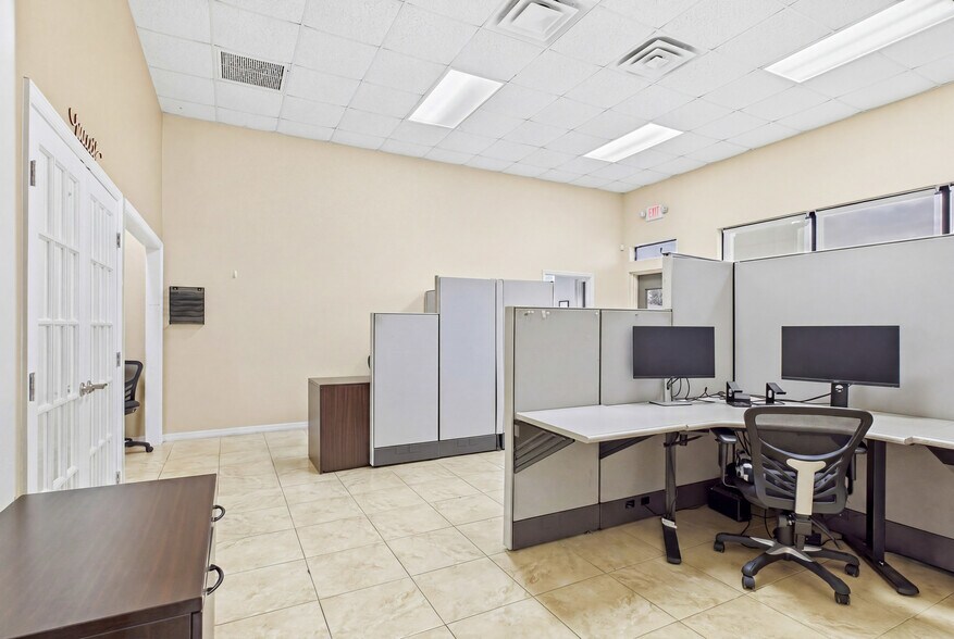 More Photos Of 1010 NE 9th St, Cape Coral Office For Sale