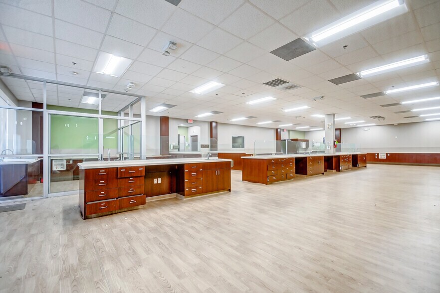 More Photos Of 12626 Woodforest Blvd, Houston Freestanding For Lease