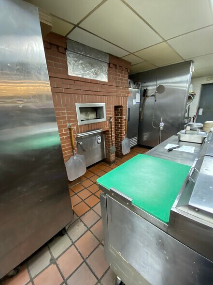 More Photos Of 2749 Noblestown Rd, Pittsburgh Restaurant For Lease