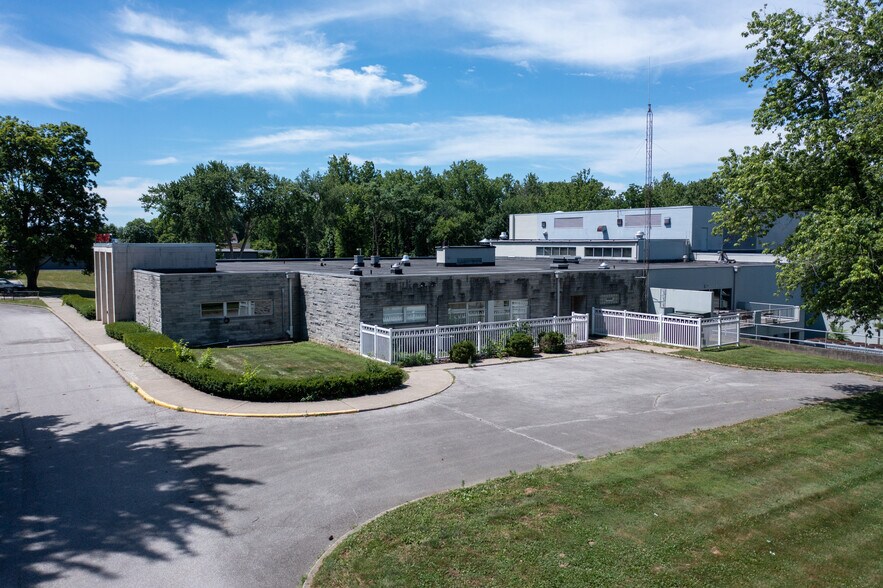 More Photos Of 1900 S Walnut St, Bloomington Manufacturing For Sale
