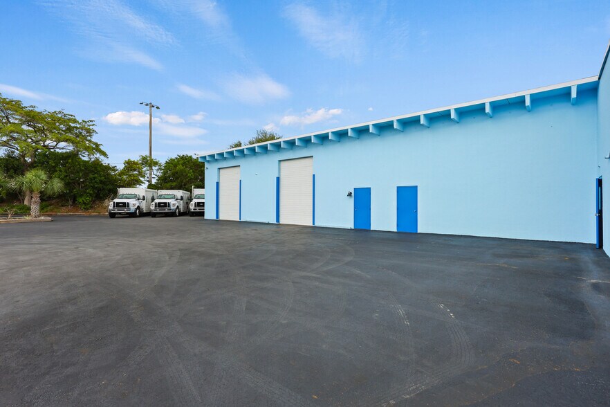 More Photos Of 2605 Kelly Ln, Lake Worth Light Distribution For Lease