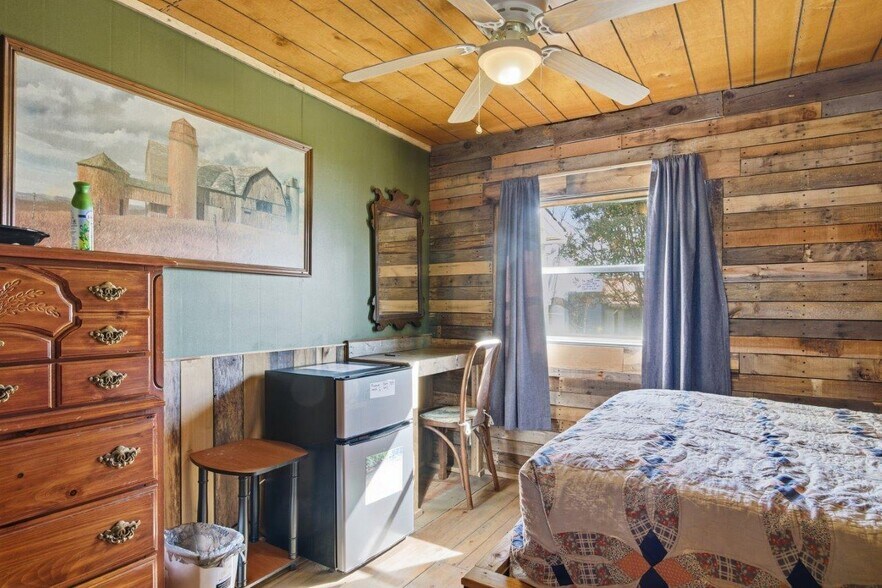 More Photos Of 204 Douglas Ln, Pearisburg Hospitality For Sale