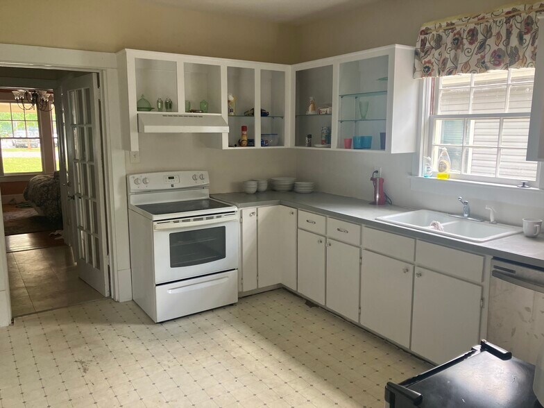 More Photos Of 415 W Warren St, Shelby Office Residential For Sale