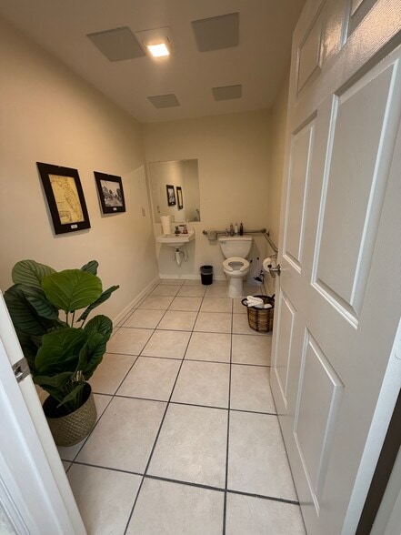 More Photos Of 3113 S Ridgewood Ave, Daytona Beach Medical For Lease