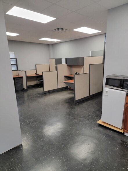 More Photos Of 101 Camp Creek Industrial Pky, Cornelia Flex For Lease
