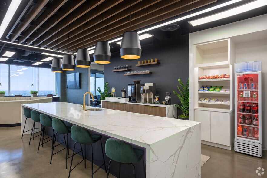 More Photos Of 24 Greenway Plz, Houston Office For Lease