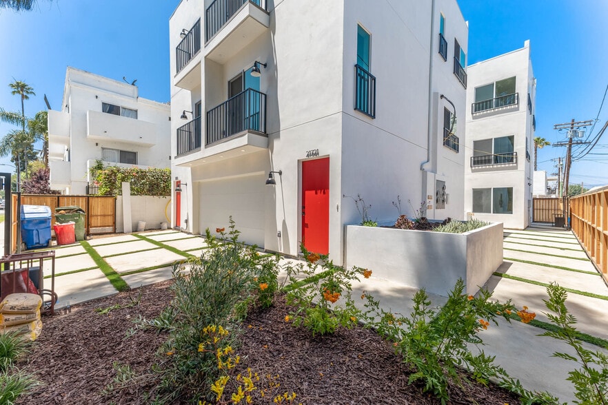 More Photos Of 21719 Hart St, Canoga Park Apartments For Sale