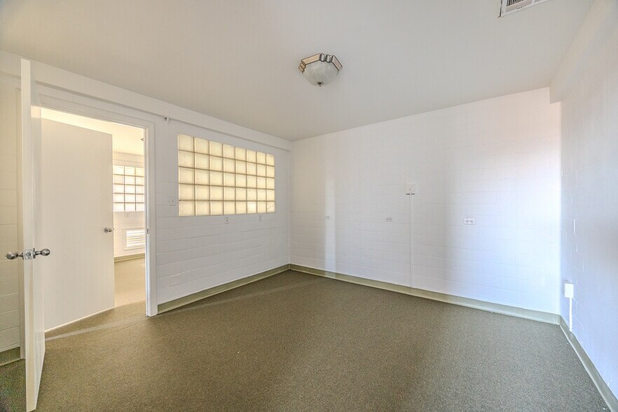 More Photos Of 201 W Commercial St, Lebanon Office For Sale
