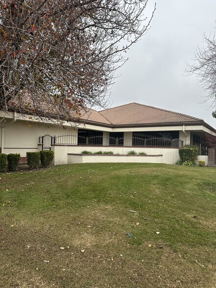 More Photos Of 220 S Akers St, Visalia Medical For Sale