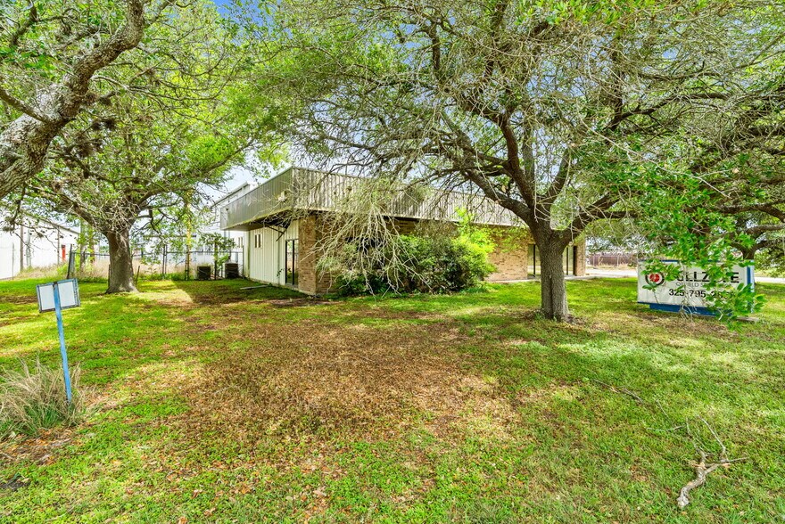 More Photos Of 3806 E Rio Grande St, Victoria Warehouse For Sale