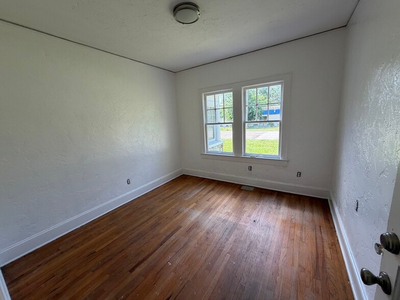 More Photos Of 1008 NW 13th St, Gainesville Office Residential For Lease