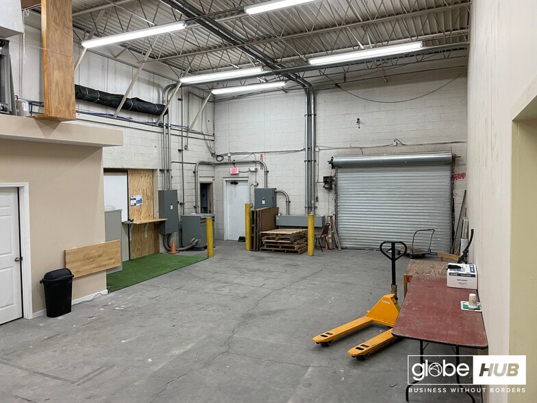 More Photos Of 5622 New Peachtree Rd, Chamblee Warehouse For Lease