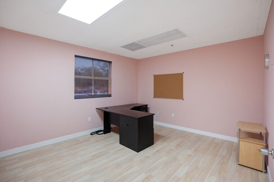 More Photos Of 787 Commerce Dr, Venice Warehouse For Lease