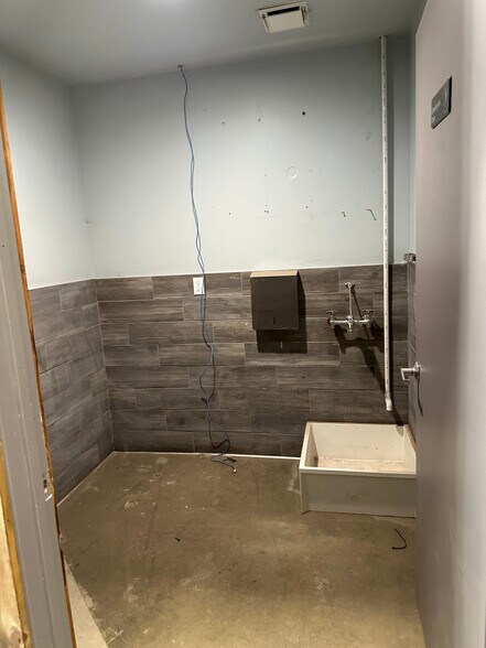 More Photos Of 720 Olive Dr, Davis Warehouse For Lease