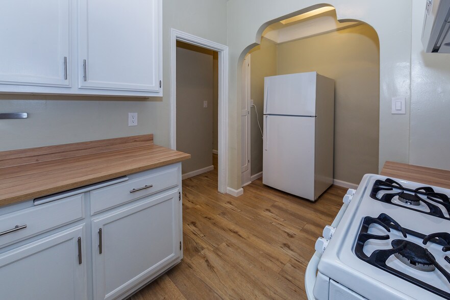 More Photos Of 4771 W Adams Blvd, Los Angeles General Retail For Sale