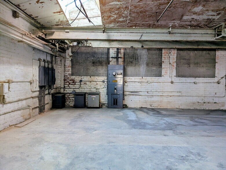 More Photos Of 5916 Lillian St, Los Angeles Industrial For Lease