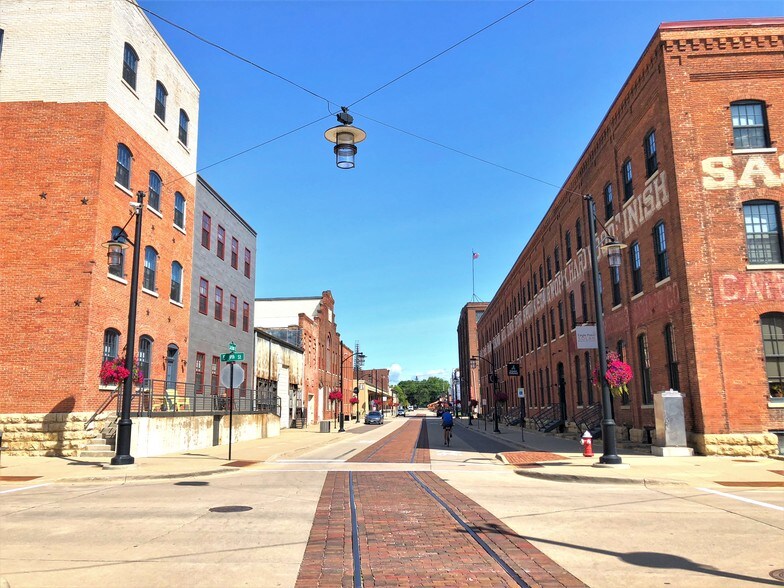 Primary Photo Of 900 Jackson St, Dubuque General Retail For Lease