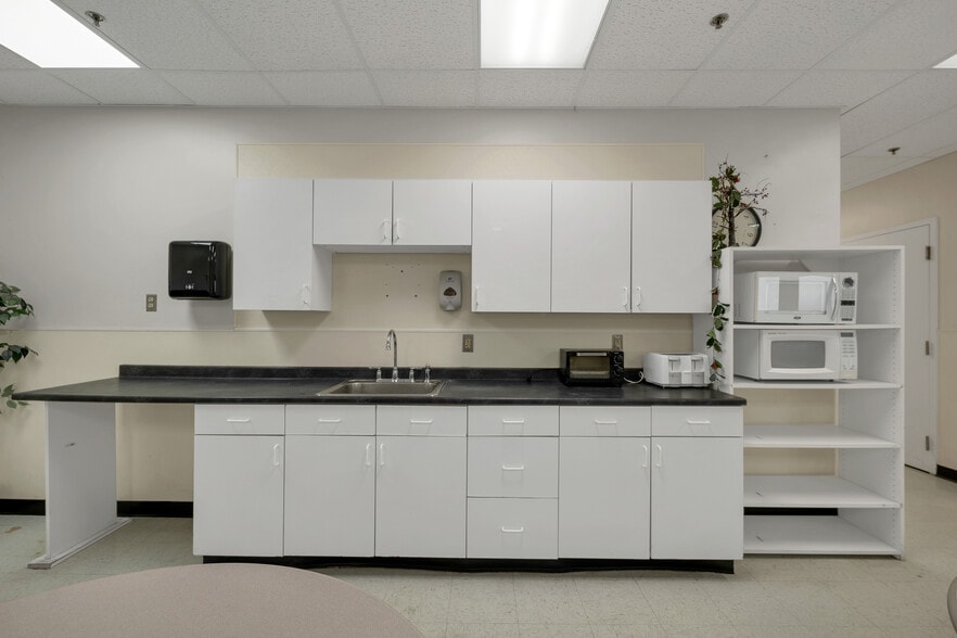 More Photos Of 41 Simon St, Nashua Flex For Lease