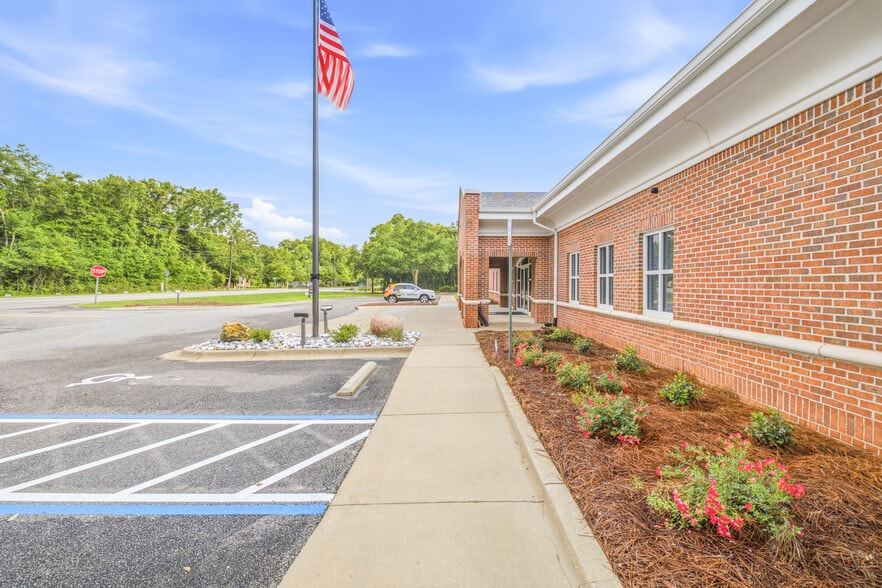 More Photos Of 5784 Chumuckla Hwy, Pace Freestanding For Lease
