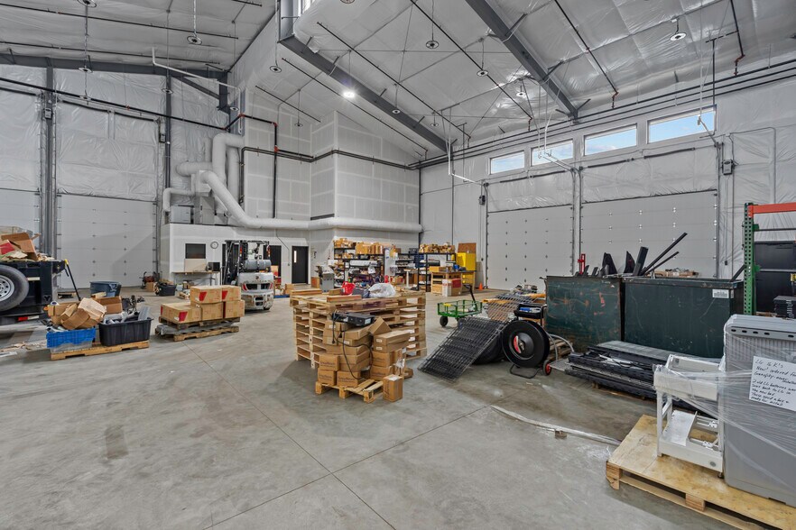 More Photos Of 15205 SW Arrow St, Sherwood Manufacturing For Sale